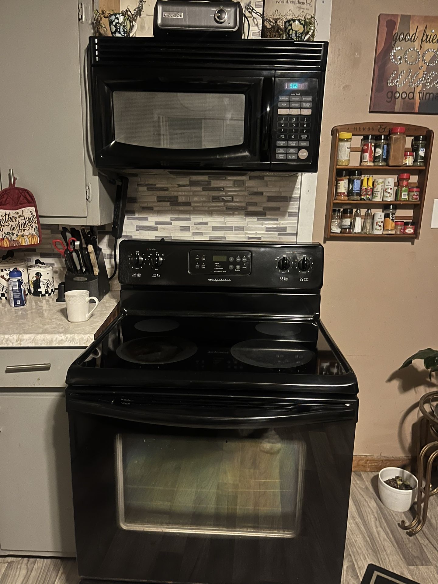 Glass top stove and microwave works great
