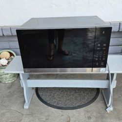 LG Neochef Microwave Like New!