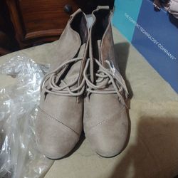 $20 OBO Women's low cut boots size 11