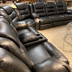 Vacherie Black Reclining Sectional /couch 
