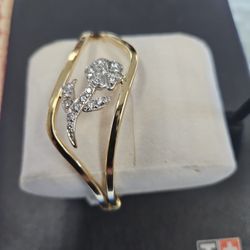 18k Gold Bracelet Set With Diamonds On A Rose Design