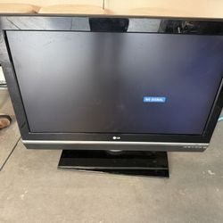 Large LG tv, swivel mount 42 inches, pet and smoke free home. Pick up Oviedo.