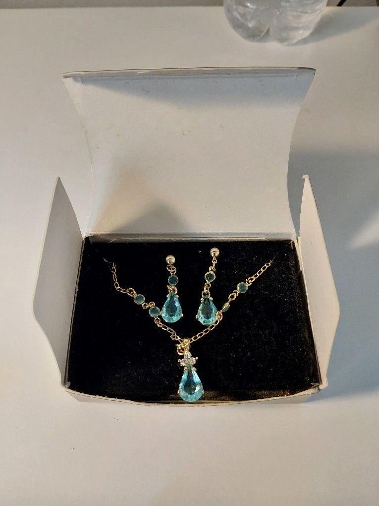 Vintage Avon (New Inbox )Aqua Blue Rhinestone Necklace And Earring Sets