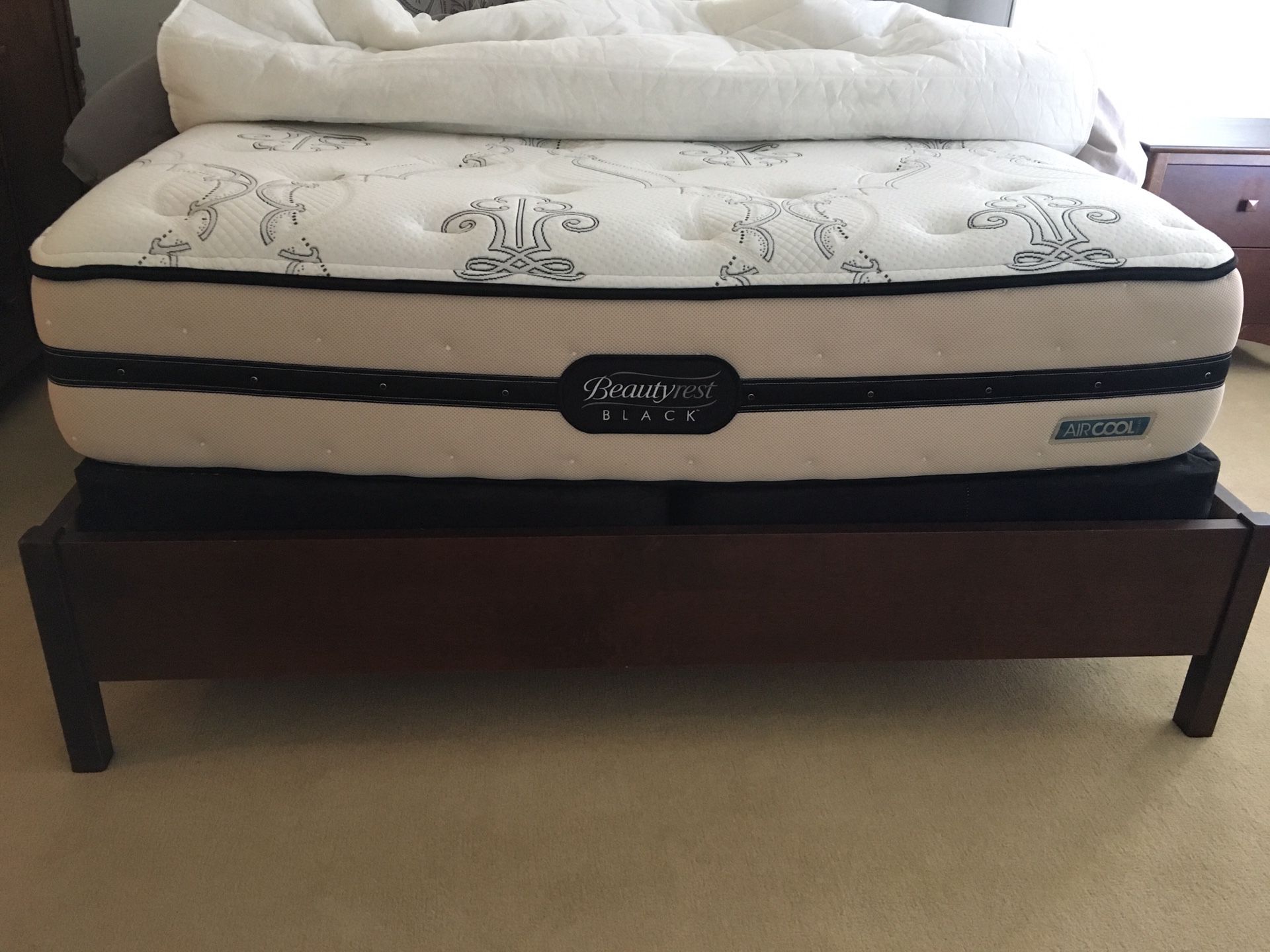 Queen size mattress- Beauty Rest Black