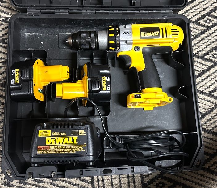DEWALT DCD940 XRP 18V 1/2'' Cordless Drill Driver / 2 Batteries Works great