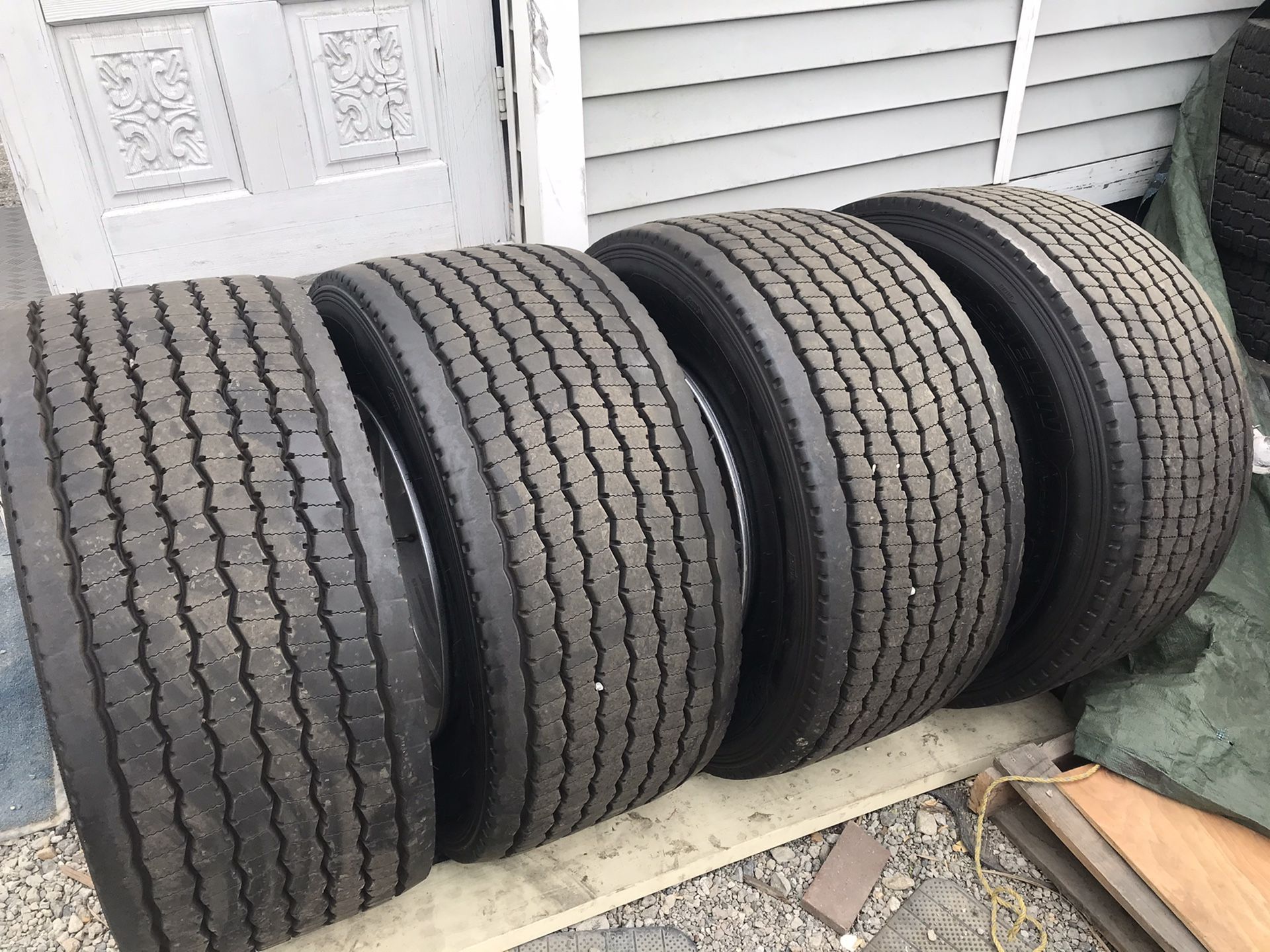 Super Single tires for big rig Michelin 445/50R/22.5 for Sale in
