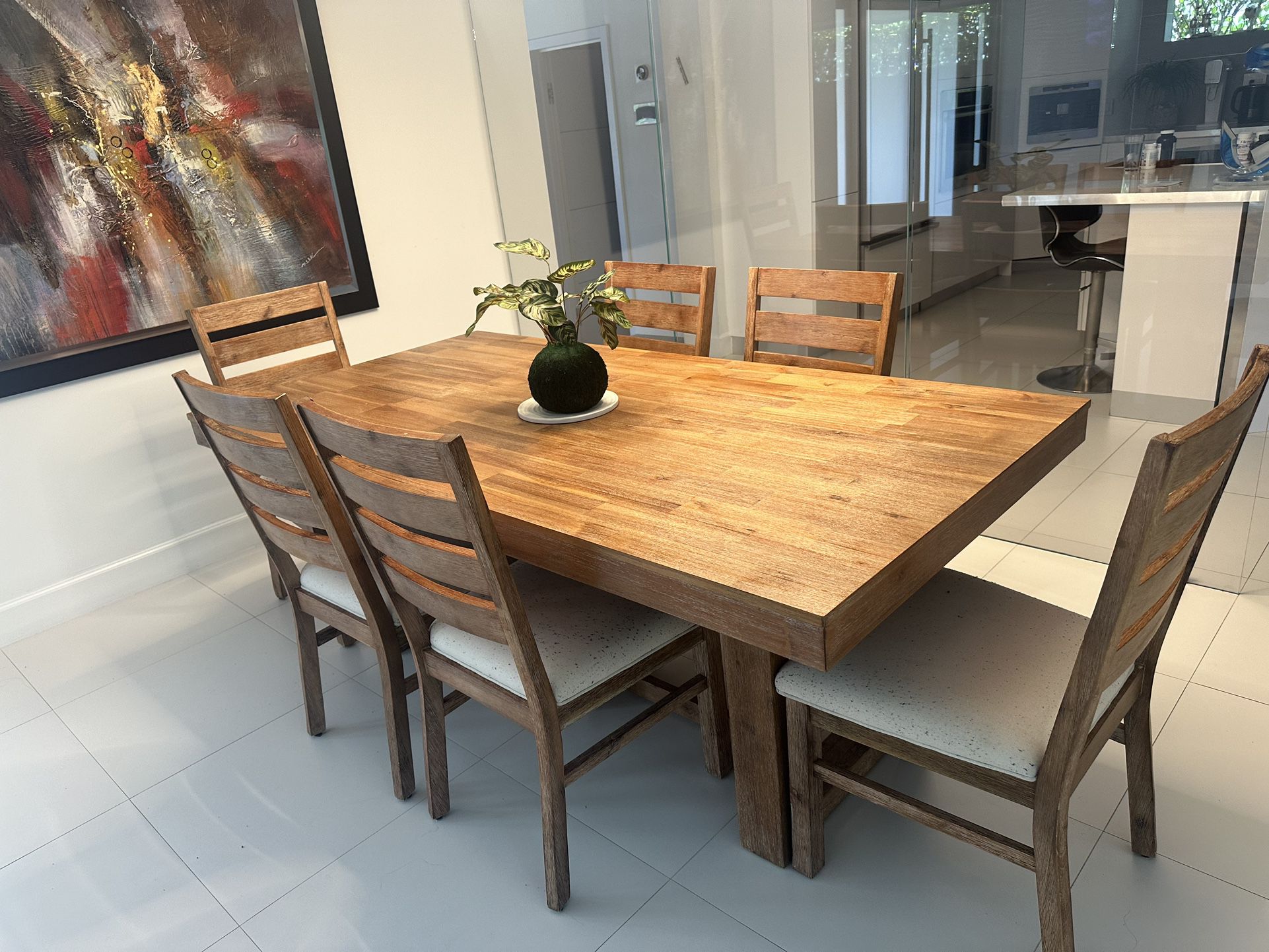 Beautiful, elegant, wooden dining table and 6 chairs