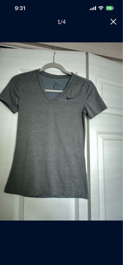 It’s very cute shirt from Nike the size is XS the Color is light Gray it’s for girls age 11/12
