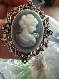 Lovely blouse brooch with a vintage design; made of high-quality material (non-magnetic), featuring a silver and pearly white finish.