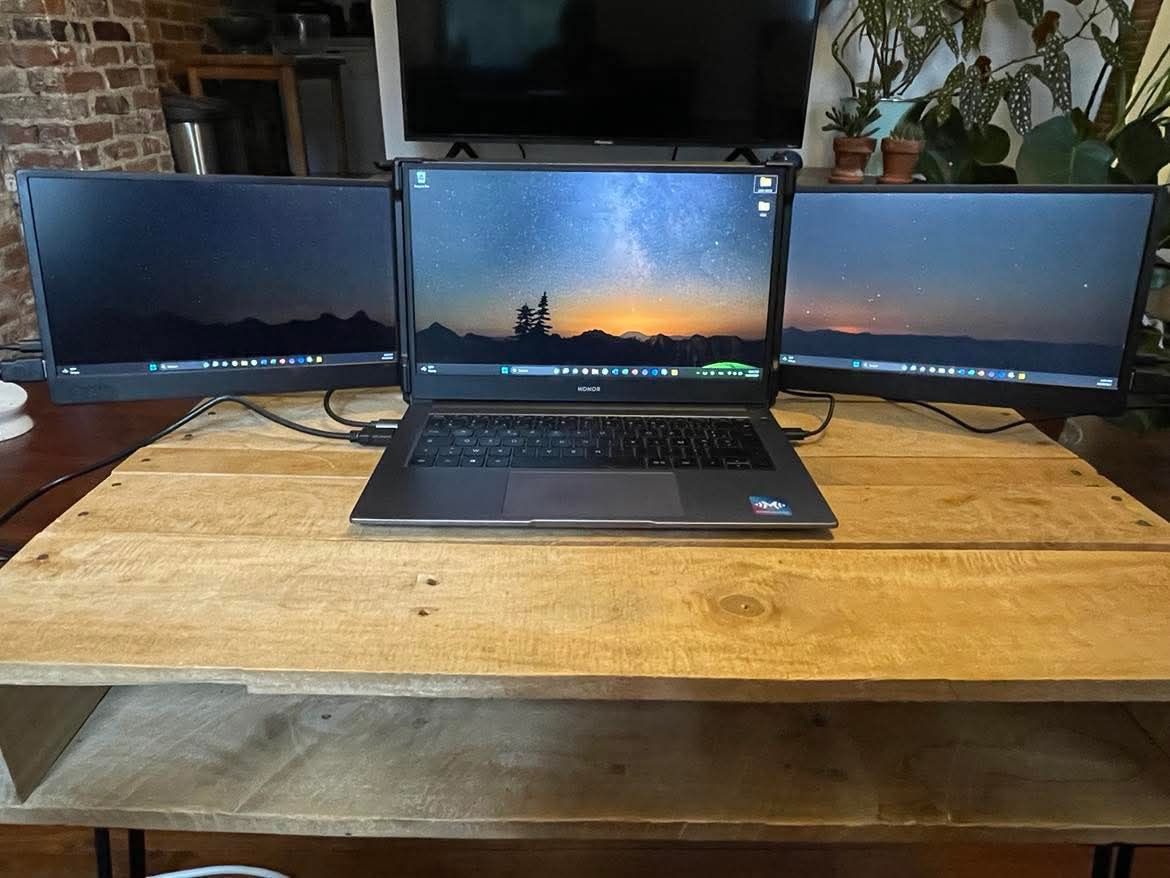 Triple-Screen Laptop - Screen Extender