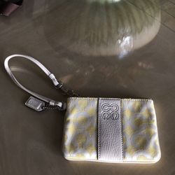 Coach wristlet ( YES AVAILABLE )