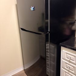 Refrigerator LG 20 cu. ft. Top Freezer - MOVING SALE