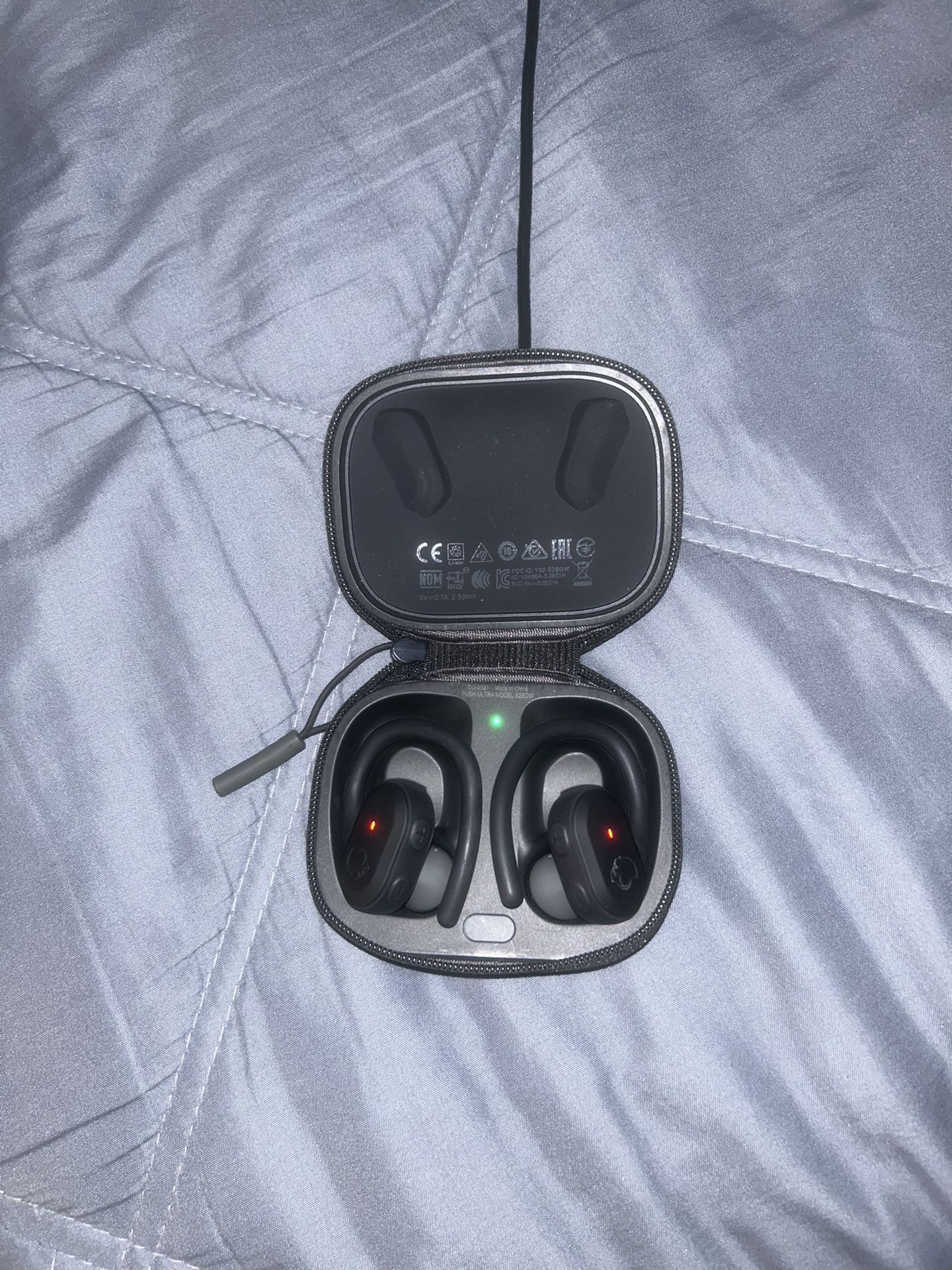 Black skullcandy noice canceling earbuds 