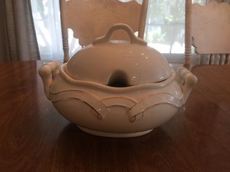 Gibson White Porcelain Pot