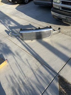 2005 GMC Sierra Grill