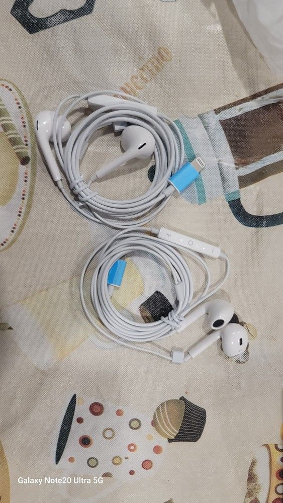 Wired Headphones With Lighting Connectors