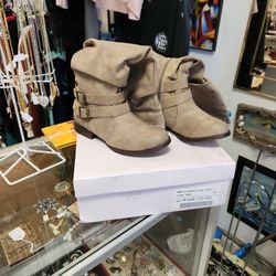 JUSTFAB flat boots. color taupe. size 7. 