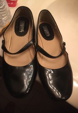 Black flats never worn size 7 1/2