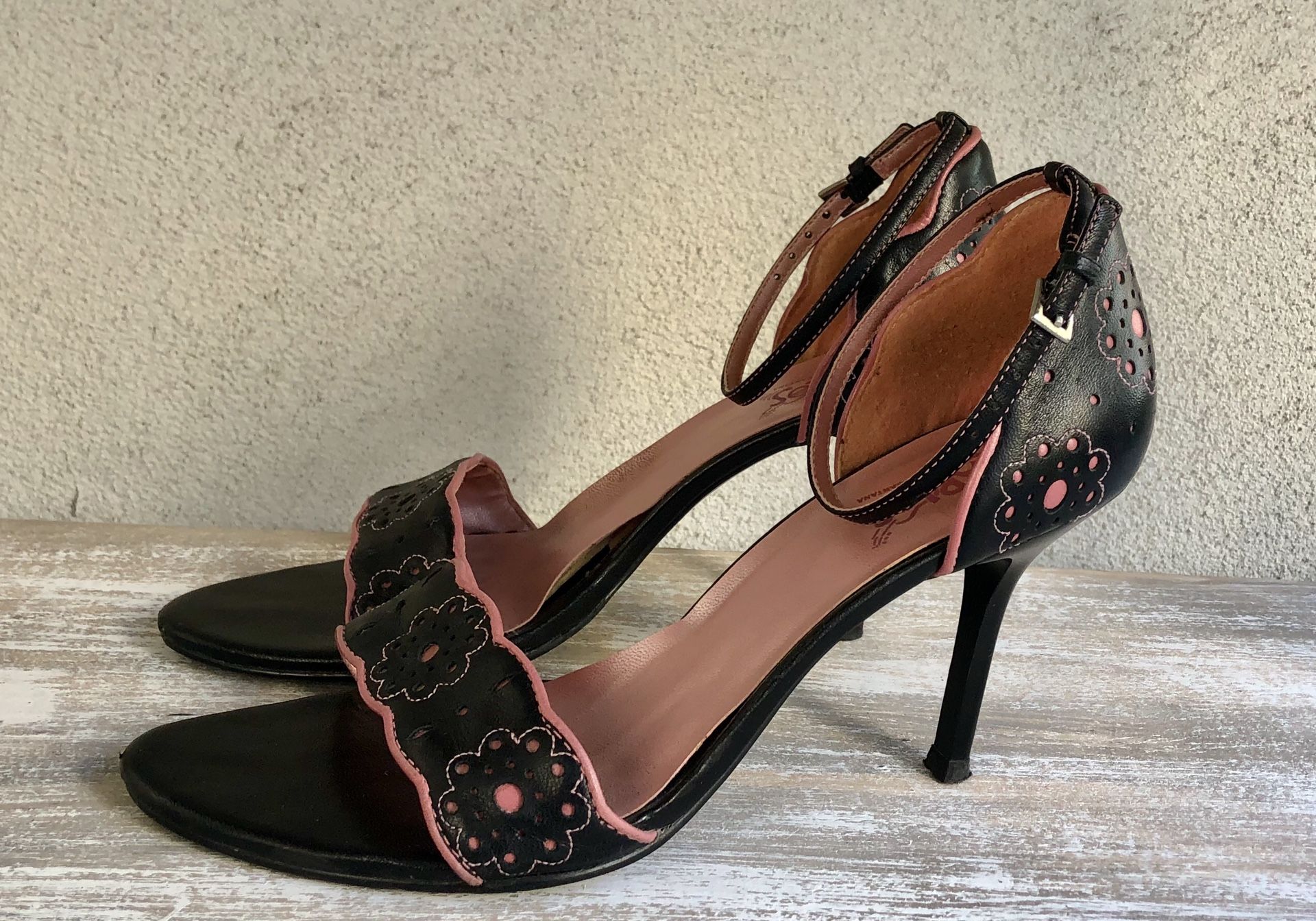 Carlos Santana black/pink heels ðŸ‘