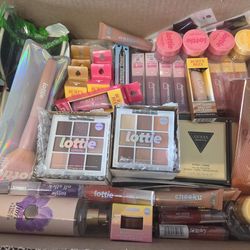 100 pieces of cosmetics