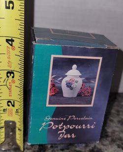 Small Genuine Porcelain White Potpourri Jar with 3 Flowers-NIB