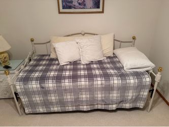 LIKE NEW Flexible and Functional DayBed