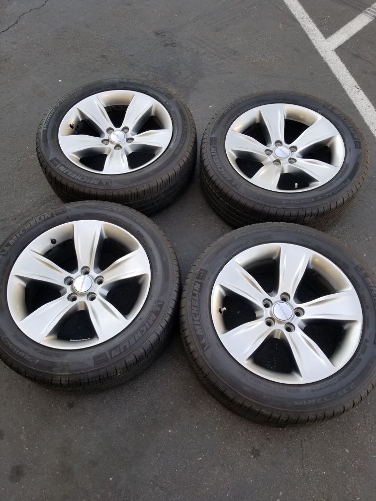 4 USED 18" DODGE CHARGER RIMS WITH MICHELIN TIRES. 235 55 18 IN GREAT CONDITION. 5×115. 18×8. CHEAP PRICE. COME PICK EM UP.