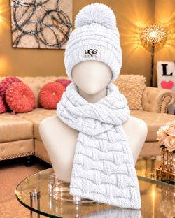 NEW WHITE UGG HAT AND SCARF MATCHING SET