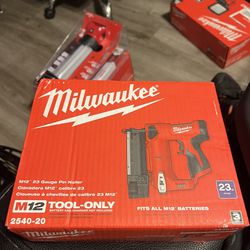 Milwaukee M12 23 Gauge Pin Nailer 