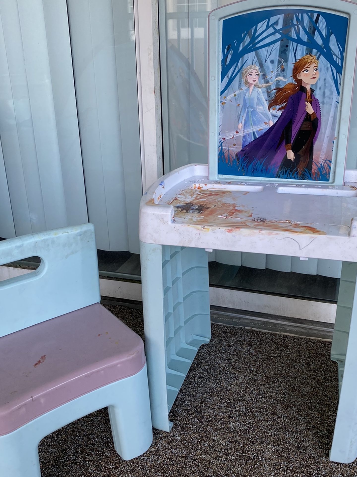 Free Frozen Table & Chair
