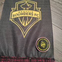 2023 Seattle Sounders scarf and pin set Bruce Lee scarf