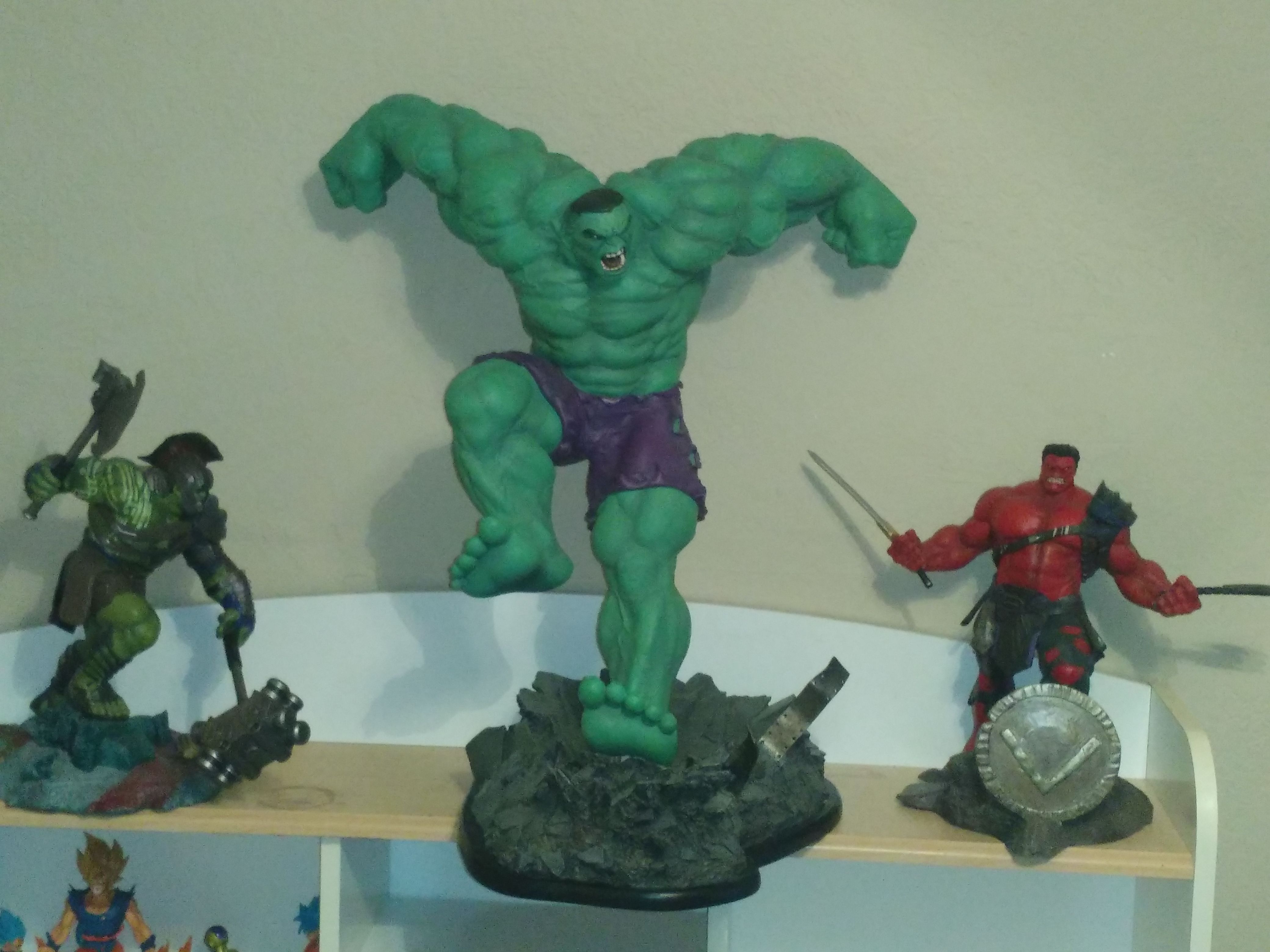 Slideshow Collectable Hulk Statue