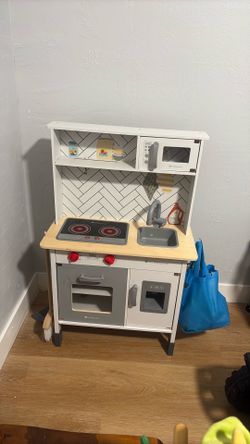 Toy kitchen