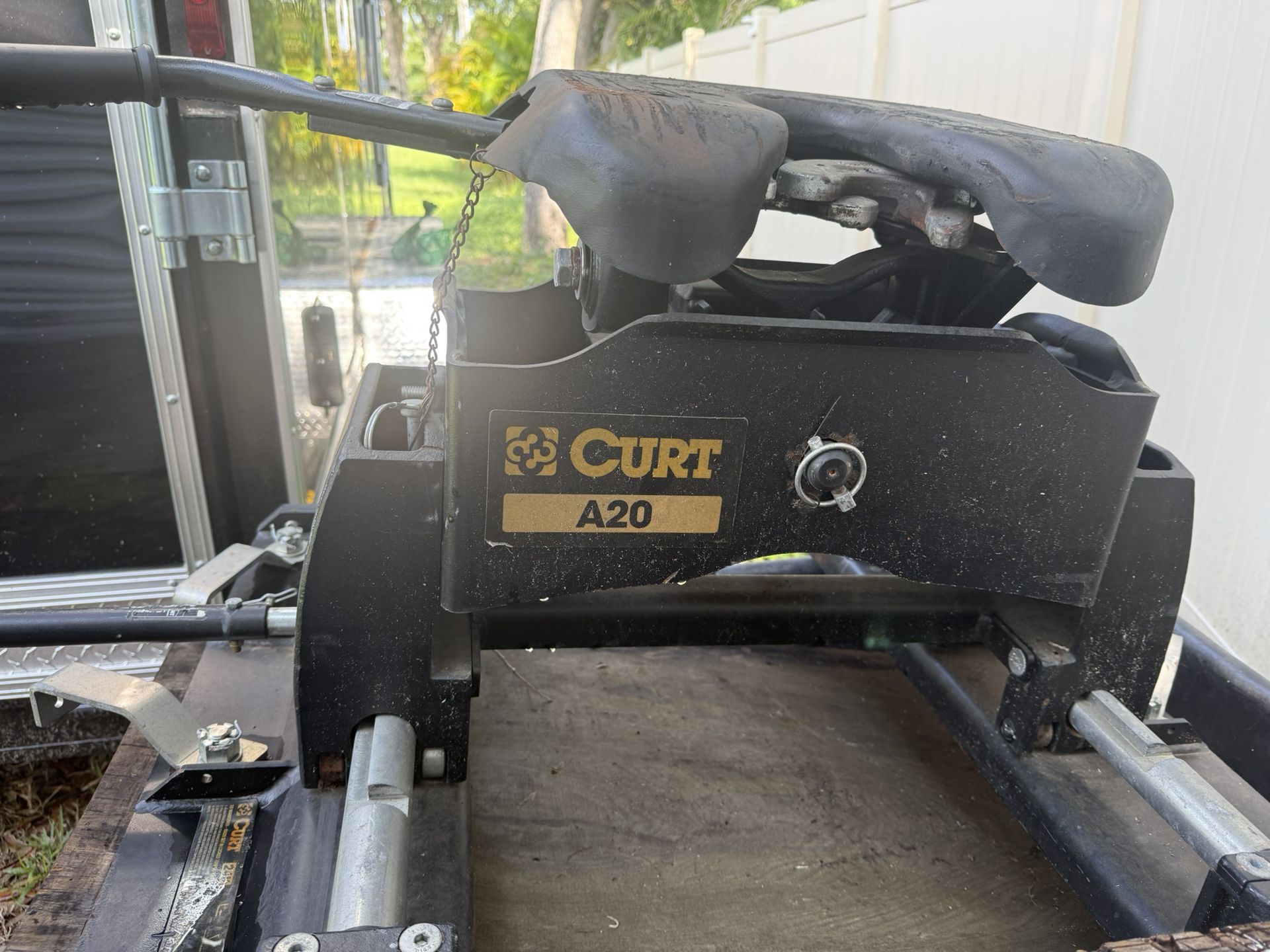 Curt A20 5th Wheel Trailer Hitch for F-350