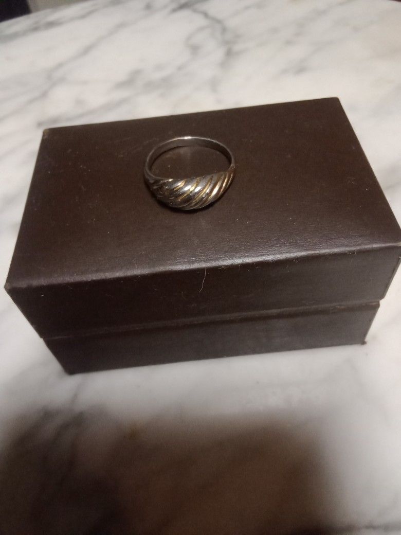 Vintage 925 Sterling Silver Ladies Ring Size 7.