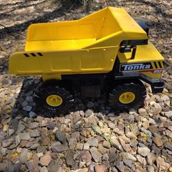 Tonka Steel Classics Mighty Dump Truck - Made with Steel & Sturdy Plastic, Yellow Toy Construction Truck, Boys and Girls, Kids, Toddlers, Ages 3+