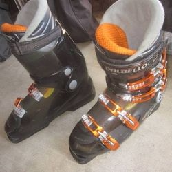 DALBELLO ski boots, Mens Size 10 or a women's 11  MONDO SIZE 28.5