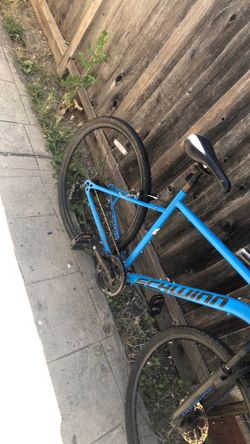 This blue Schwinn Copeland hybrid bike features front suspension and a 21-speed