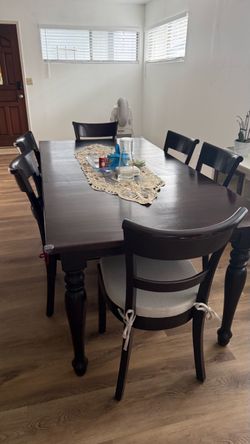 Dining set of 6 chairs