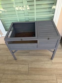 Reptile enclosure with lock