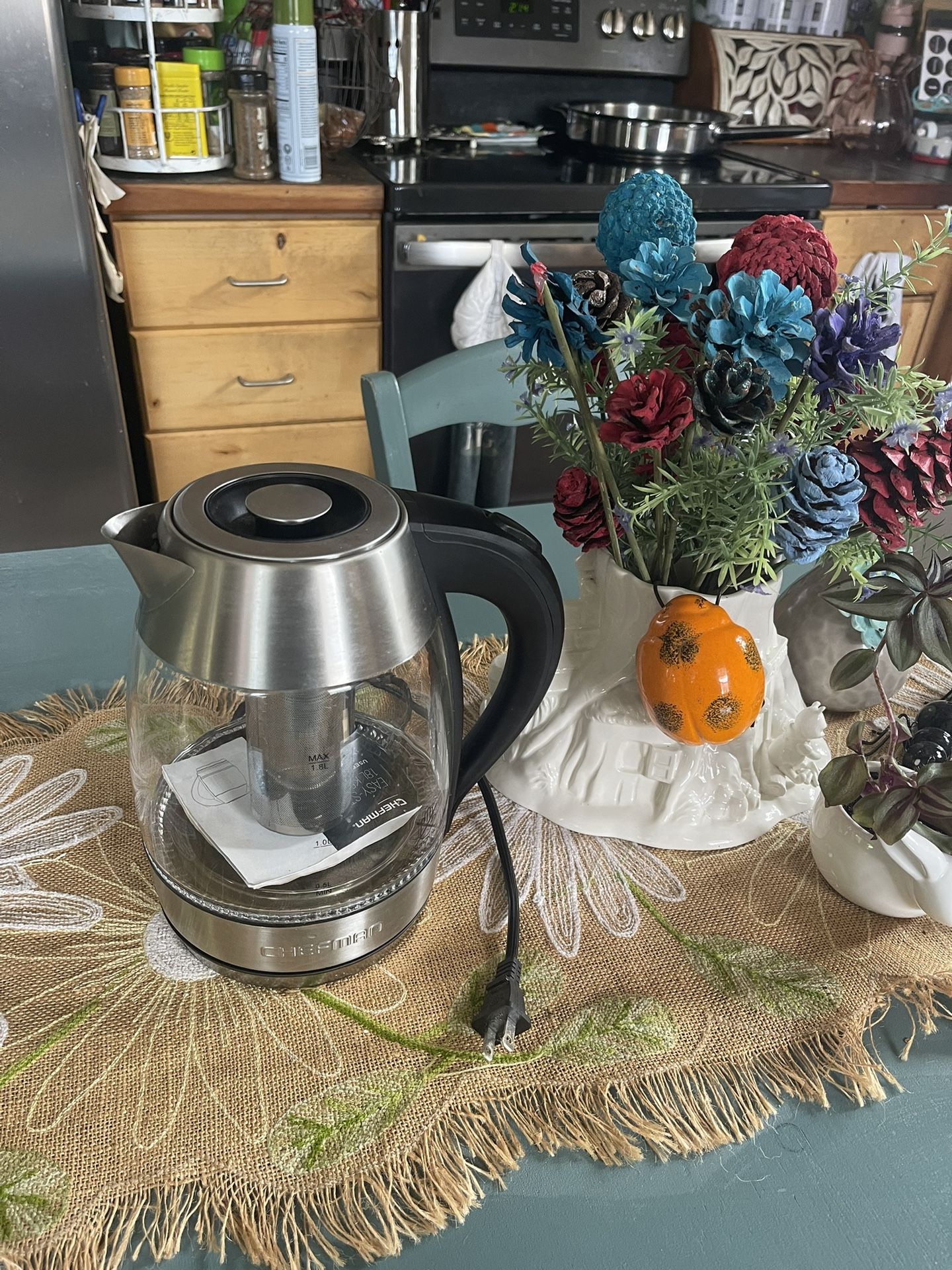 Chefman Electric Glass Kettle, never used out of box like new. Fast Boiling W/ LED Lights, Auto Shutoff & Boil Dry Protection, Cordless Pouring, BPA F