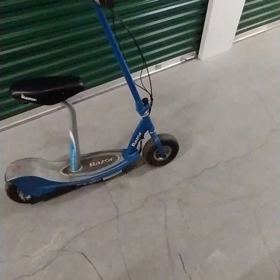 Razor E300S Electric Scooter Seated Charger Included 