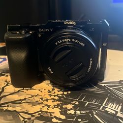 Sony ZV-E10 Bundle w/ Lens + Cage - Excellent Condition - Ready to Shoot