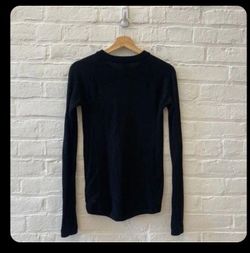 Lululemon Lightweight Sweater Crewneck Pullover Thumb Holes Black 4 top Sweatshirt Long Sleeve shirt texture