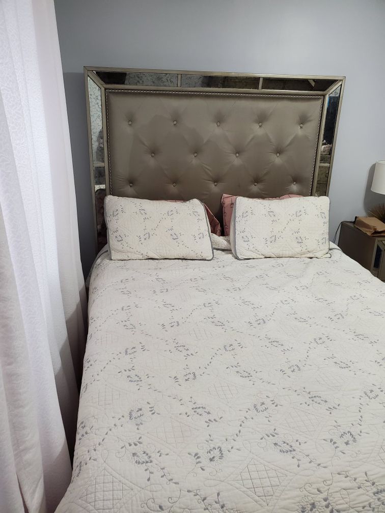 Queen size bed set for sale