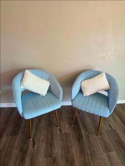 Accent chairs and pillows