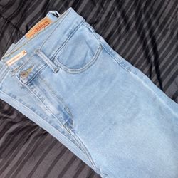 Levis High Rise super skinny Size 28