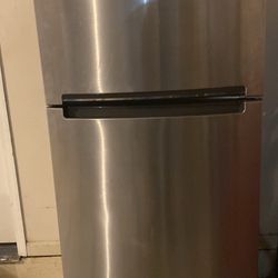 Whirlpool Refrigerator (model # WRT518SZFM00)