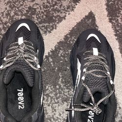 Yeezy 700 V2