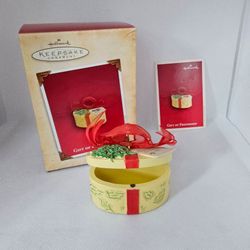 New 2004 Hallmark Ornament special Gift OF FRIENDSHIP Trinket Box Christmas Lid

Brand new Ornament,  never displayed 
Box has some light wear due to 